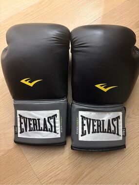 Everlast Black Boxing Gloves - 14oz